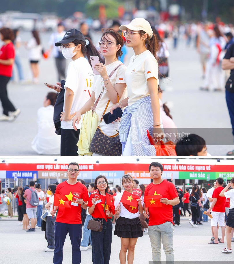 Dòng người tấp nập ùn ùn từ khắp nơi đổ về rất sớm để xếp hàng vào sân.