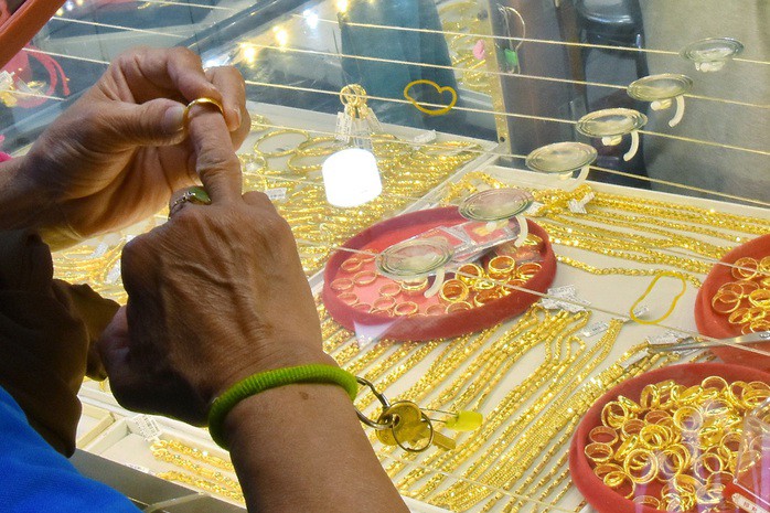 Giá vàng hôm nay lại suy yếu