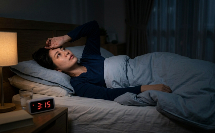 Việc cứ nằm trên giường và cố gắng ngủ có thể khiến chứng mất ngủ trầm trọng hơn - Minh họa AI: Thu Anh