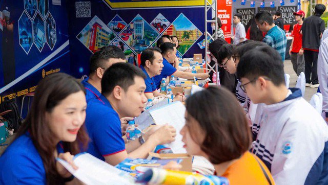 Học sinh lớp 12 tại một buổi tư vấn hướng nghiệp.