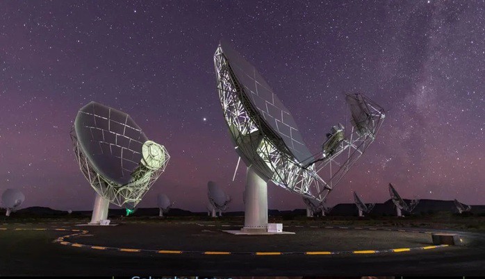 Hệ thống các kính viễn vọng của Đài quan sát MeerKAT, một trong các chiến binh quan sát bầu trời đem lại dữ liệu quan trọng cho nghiên cứu này - Ảnh: SARAO/MeerKAT