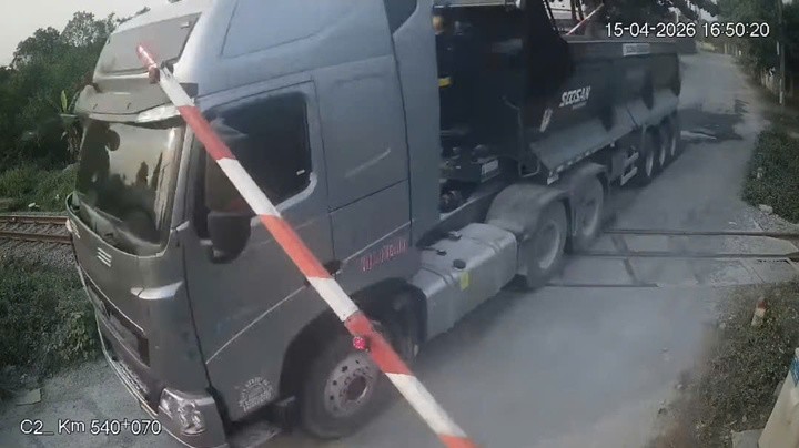 Ô tô đầu kéo bất chấp đèn đỏ vượt rào chắn, cố tình băng qua đường sắt. (Ảnh cắt từ clip)