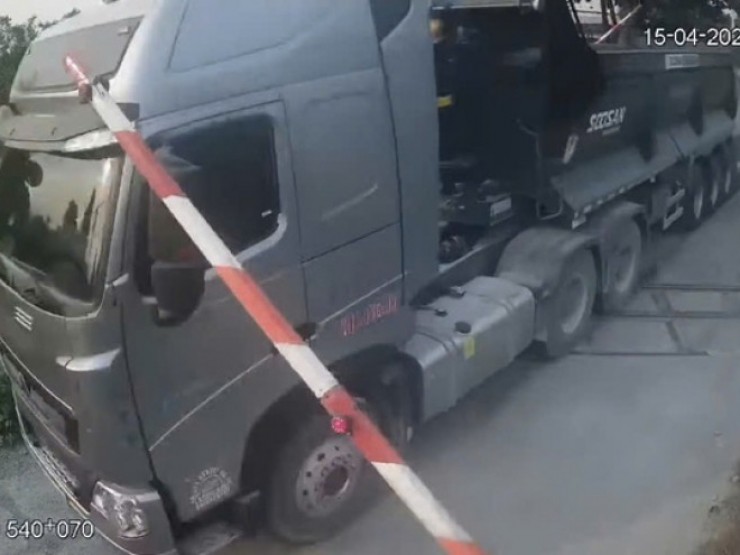 Ô tô đầu kéo liều lĩnh vượt rào chắn đường sắt khi đèn đỏ