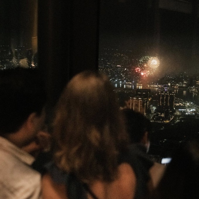 Nhà hàng trên cao ngắm pháo hoa. Ảnh: Blank Lounge
