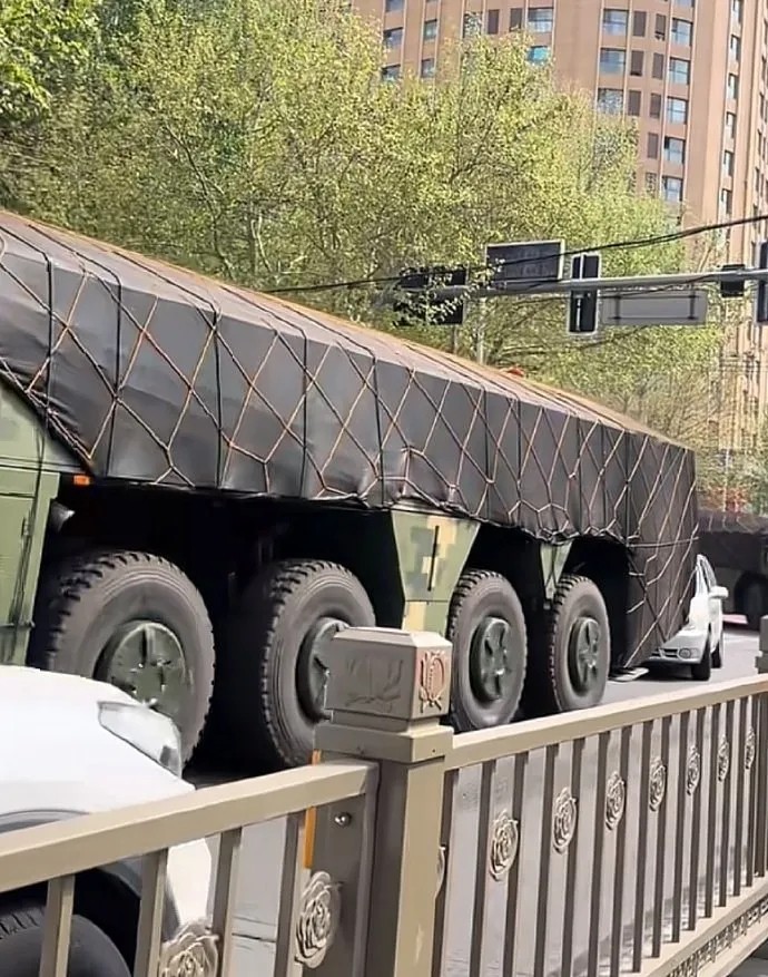 Hình ảnh cho thấy hệ thống Dongfeng-27 đã xuất hiện trên đường phố tại một thành phố của Trung Quốc vào tháng 4 năm 2026. Ảnh Topwar