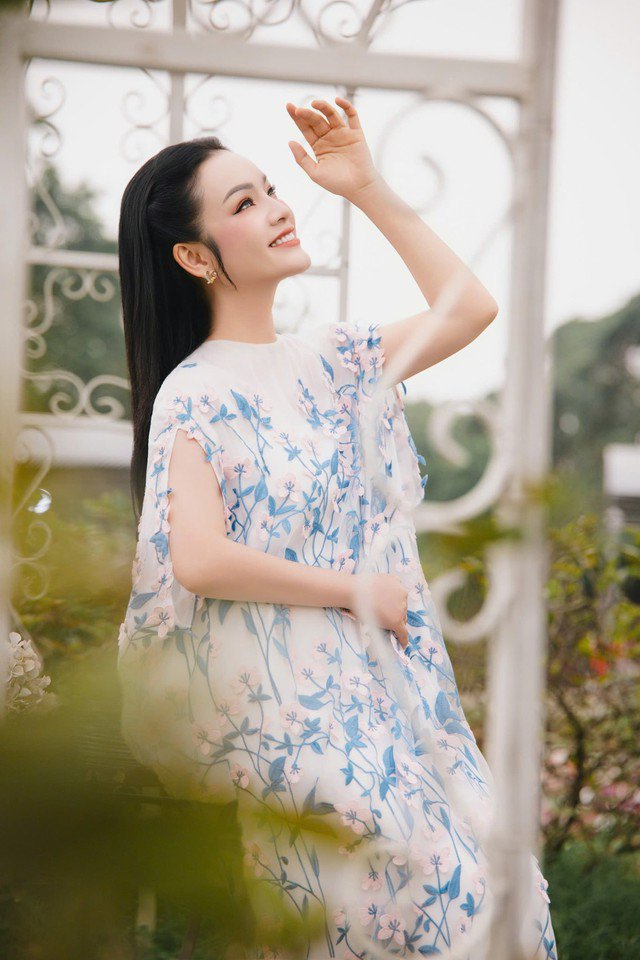 Năm 2025, NSƯT Tân Nhàn nằm trong danh sách 900 ứng viên đạt tiêu chuẩn chức danh Giáo sư, Phó giáo sư do Hội đồng Nhà nước công nhận, ngày 19/11. Đây là một tin vui khi bước sang tuổi 43 của nữ nghệ sĩ nổi tiếng dòng nhạc dân gian.