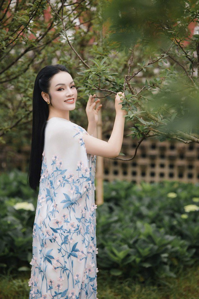 Trước khi đạt danh hiệu NSƯT, phong hàm Phó giáo sư, Tân Nhàn có quá trình cống hiến hết mình với công việc. Từ một cô gái vùng quê Hà Nam (cũ), cô lên Hà Nội theo học học thanh nhạc. Tại đây, cô theo học NSƯT Lan Anh 8 năm tại Học viện Âm nhạc Quốc gia. Nhờ những chỉ dạy tận tình từ thầy cô trong khoa, Tân Nhàn đã phát triển, trưởng thành và gặt hái được nhiều thành quả tốt đẹp. Cô bắt đầu thành công với cuộc thi "Sao Mai 2005", trong cuộc thi này nữ ca sĩ quê Hà Nam (cũ) giành Giải nhất dòng nhạc Dân gian và Giải khán giả truyền hình bình chọn, khi thể hiện thành công bài hát "Trăng khuyết". Sau khi tốt nghiệp cao học chuyên ngành Nhạc thính phòng cổ điển, Tân Nhàn làm giảng viên, đạt được học vị Tiến sĩ năm 2019. Hiện tại, sau quá trình phấn đấu nỗ lực không ngừng NSƯT Tân Nhàn đang giữ chức Trưởng khoa Thanh nhạc của Học viện Âm nhạc Quốc gia Việt Nam.