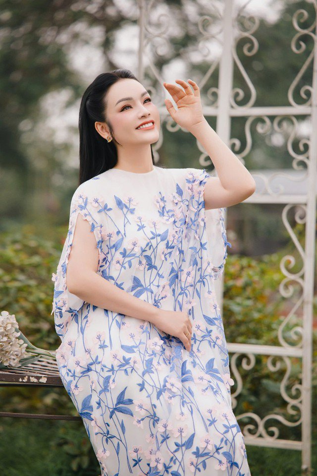 Về Tân Nhàn, năm 2023 cô vinh dự đón nhận danh hiệu NSƯT. Đây là một danh hiệu vô cùng cao quý mà bất cứ nghệ sĩ nào cũng muốn được đón nhận, Tân Nhàn không ngoại lệ. Tuy nhiên, trong chương trình "Con đường âm nhạc" diễn ra vào tháng 4/2023, nữ nghệ sĩ từng chia sẻ, danh hiệu Nhà giáo Nhân dân mới thực sự là khát vọng mà cô muốn đạt được.