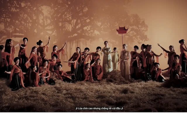 Tranh cãi 'lúa chín chẳng hề cúi đầu', Hòa Minzy – Cẩm Ly vẫn hát 'Người Việt mình thương nhau' trong 'Âm vang Tổ quốc' tối nay tại Mỹ Đình - 2