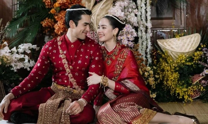 Nadech Kugimiya (trái) và Yaya Urassaya trong lễ cưới ngày 17/4. Ảnh:Instagram Yaya Urassaya