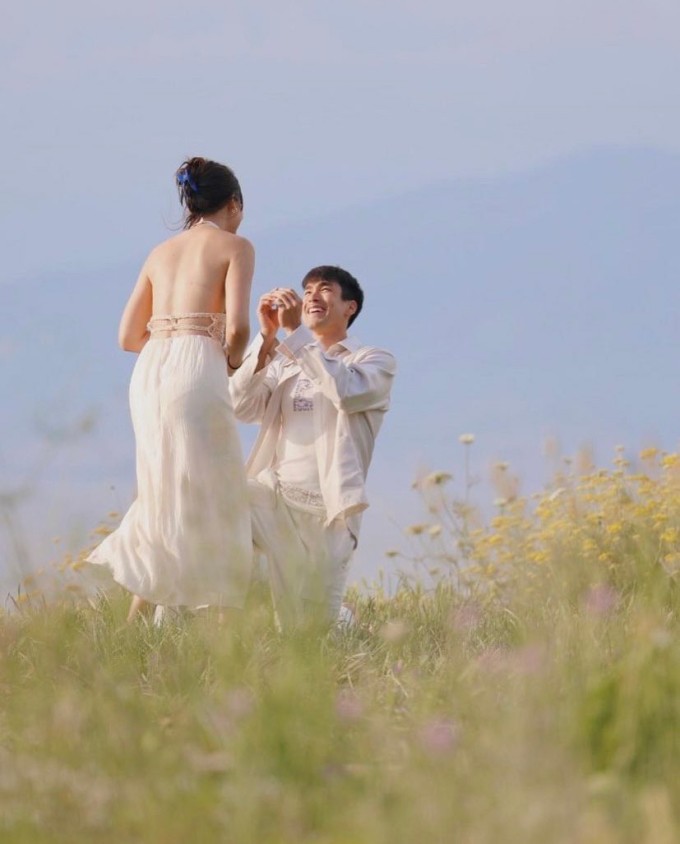 Màn cầu hôn của cặp sao. Ảnh: Instagram