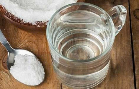 Một trong những tác dụng rõ ràng nhất của nước muối là hỗ trợ bù nước và điện giải