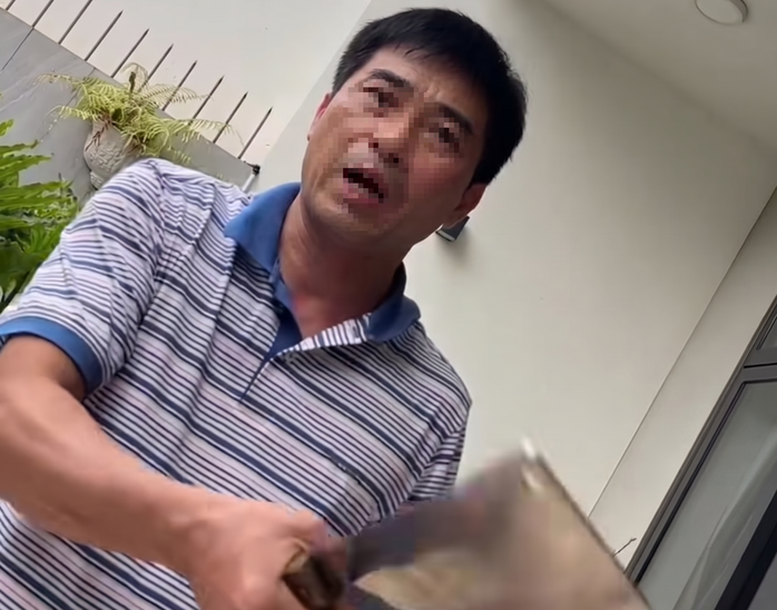 Người đàn ông cầm dao đe doạ thợ sửa khoá.