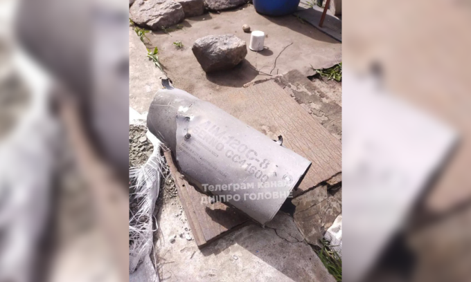 Mảnh vỡ của tên lửa AIM-120C-8 trong ảnh đăng hôm 27/4. Ảnh: War Zone