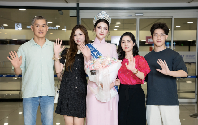 Sau 1 tháng đăng quang, Hoa hậu Phan Phương Oanh được trở về với vòng tay ấm áp của gia đình và những người thân thương.