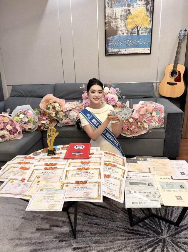 Vừa trở về nhà, Hoa hậu Phương Oanh khoe "gia tài" kèm chia sẻ: "Mỗi cột mốc qua đi đều là những mảnh ghép vô cùng quý giá với Oanh".