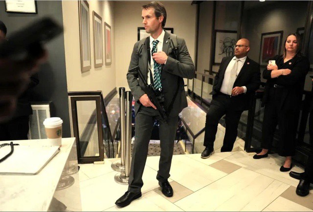 Hình ảnh đặc vụ trang bị súng MP7 sau vụ xả súng tại bữa tiệc tối của các phóng viên Nhà Trắng, ngày 25/4. (Nguồn: Getty Images)