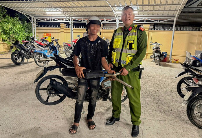 Một trường hợp tự nguyện tháo pô độ chế giao nộp cho công an. Ảnh: A. NGỌC