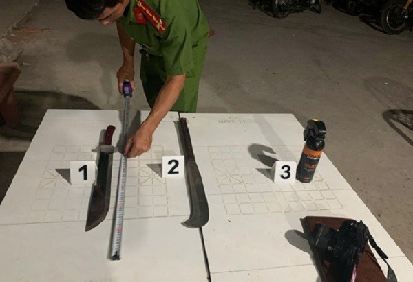 Dao tự chế và bình xịt hơi cay tang vật. Ảnh: Công an tỉnh Đồng Tháp.