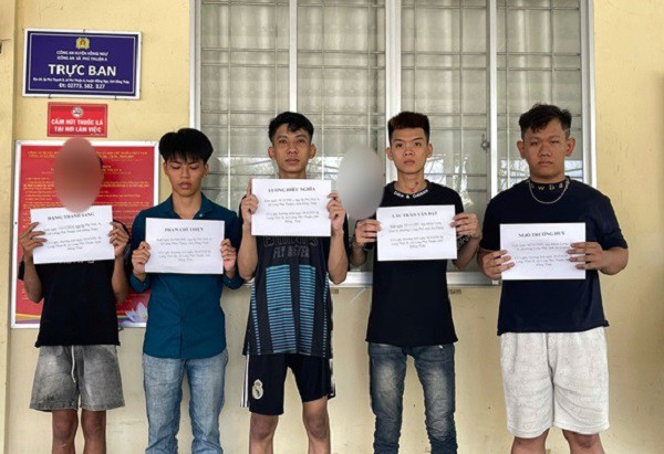 Các đối tượng Thiện, Sang, Đạt, Nghĩa và Huy tại cơ quan Công an. Ảnh: Công an tỉnh Đồng Tháp.