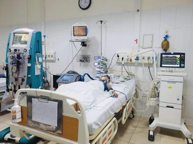 Bệnh nhi tiếp tục được hồi sức thở máy, điều trị tích cực.