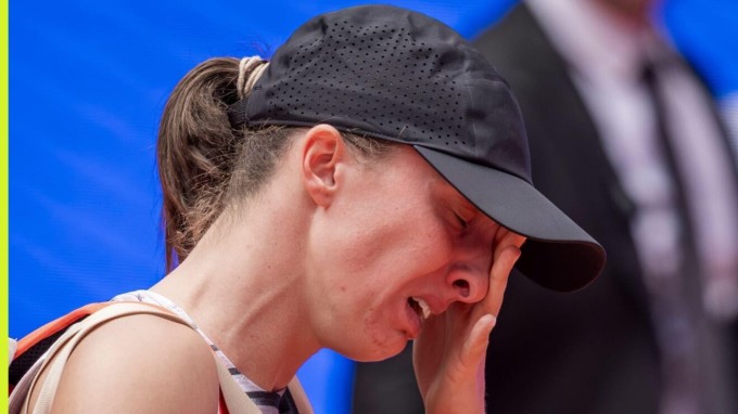 Swiatek khóc sau khi phải bỏ cuộc giữa trận gặp Ann Li, trên sân Arantxa Sanchez, tổ hợp quần vợt Caja Majica, Madrid, Tây Ban Nha hôm 26/4. Ảnh: Reuters