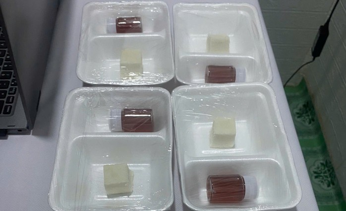 Mẫu nước mà nhóm người sử dụng khi tham gia "Hội thánh Đức Chúa Trời Mẹ" đang được cơ quan chức năng giám định