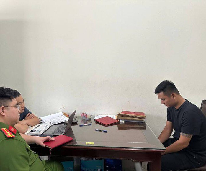 Hoàng Trọng Tuân tại cơ quan công an. Ảnh: CACC