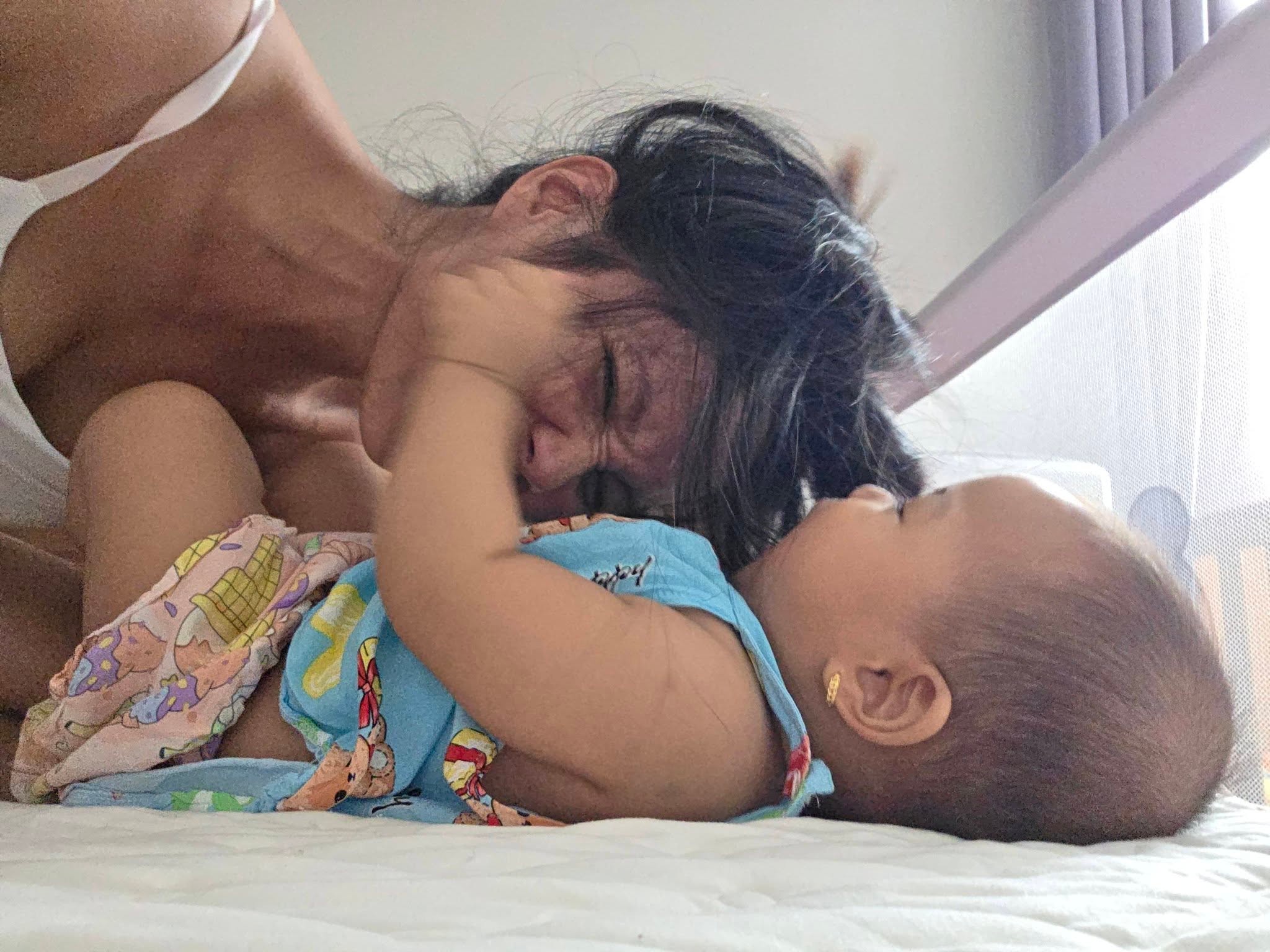 Khoảnh khắc hài hước của H'Hen Niê cùng con gái 7 tháng tuổi gây sốt mạng xã hội - 2