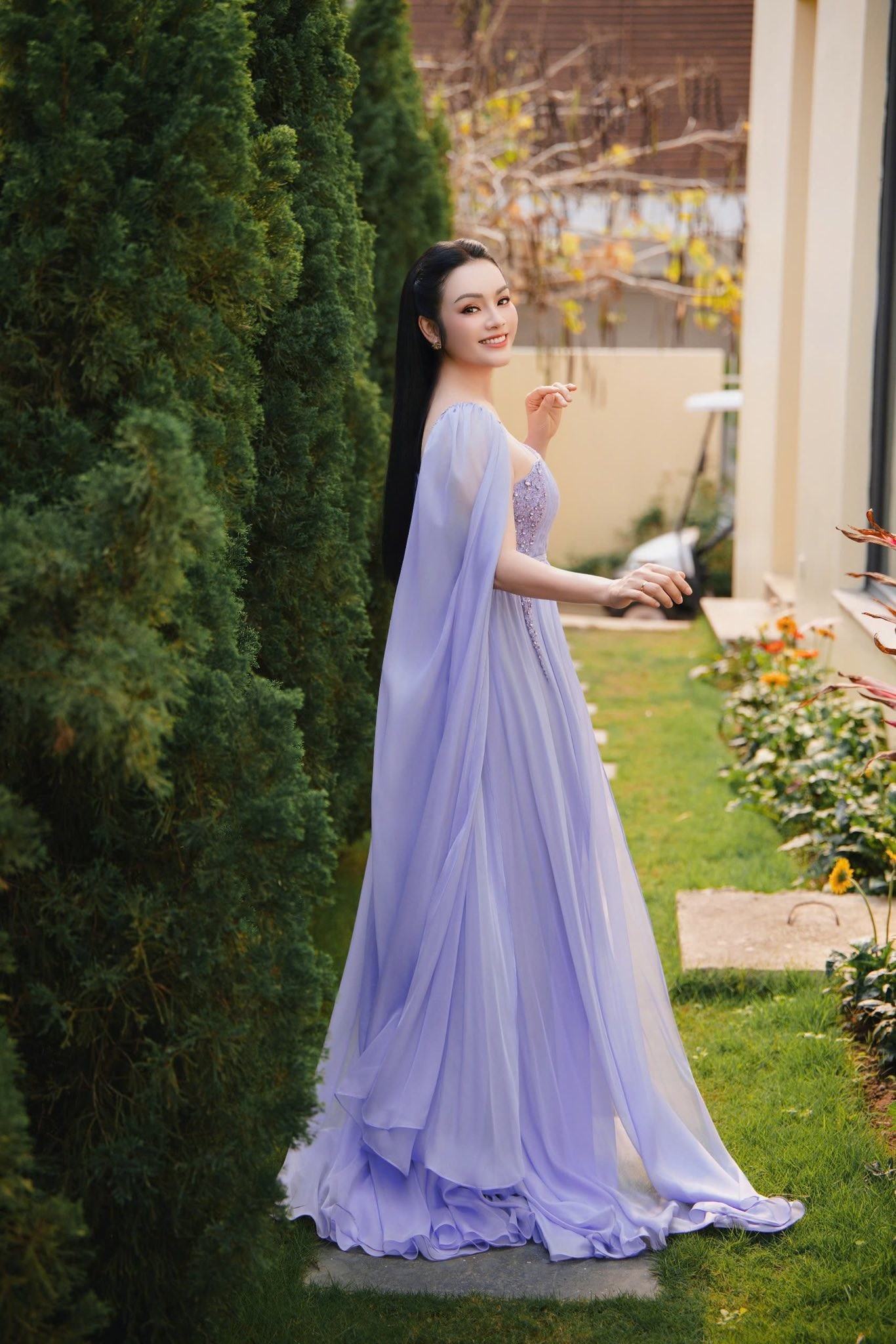 NSƯT Tân Nhàn khoe nhan sắc 'hack tuổi' trong biệt thự 10 phòng ngủ đẹp như mơ - 2