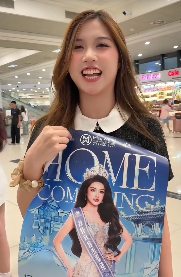 Bố mẹ và chị gái sinh đôi của Hoa hậu Phương Oanh.