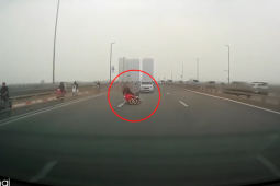 Clip: Đánh võng trên cầu, 3 thanh niên ngã trượt dài ngay trước đầu ô tô