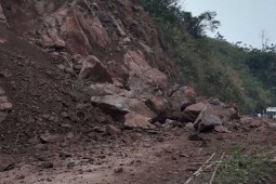 Sạt lở đường huyết mạch vào xã ở Sơn La, hơn 20.000 người dân bị cô lập