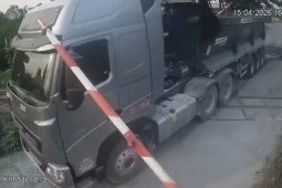 Ô tô đầu kéo liều lĩnh vượt rào chắn đường sắt khi đèn đỏ