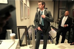 Hình ảnh đặc vụ Mỹ rút súng MP7 tại tiệc Nhà Trắng gây 'bão mạng'