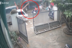 Clip: Hú hồn cầu dẫn tuột khỏi xe đầu kéo, rơi xuống đường suýt trúng xe máy