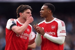 Arsenal vừa đá Cúp C1 vừa đua Ngoại hạng Anh, bị cảnh báo như  " con dao hai lưỡi " 