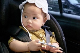 Khoảnh khắc hài hước của H'Hen Niê cùng con gái 7 tháng tuổi gây sốt mạng xã hội