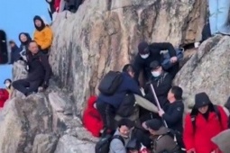 Tranh chỗ ngắm bình minh, du khách xô xát gây ra cảnh tượng hỗn loạn