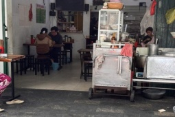 Chủ các quán ăn nói gì khi giá bán vẫn cao bất chấp xăng dầu giảm mạnh?