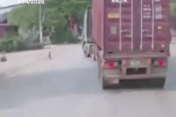 Xe bồn lao vào nhà dân, tài xế tử vong