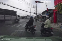 Xe tải lao vào nhà dân sau khi tông loạt xe máy, một người tử vong: Hình ảnh từ camera an ninh