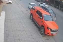 VIDEO: Đang mở cửa xe, tài xế xe bán tải bị tông văng