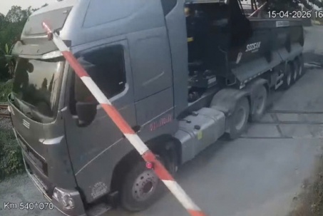 Ô tô đầu kéo liều lĩnh vượt rào chắn đường sắt khi đèn đỏ