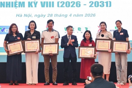 Hoa khôi bóng chuyền Kim Huệ nhận vinh dự lớn, BLV Quang Huy làm Phó Chủ tịch Liên đoàn