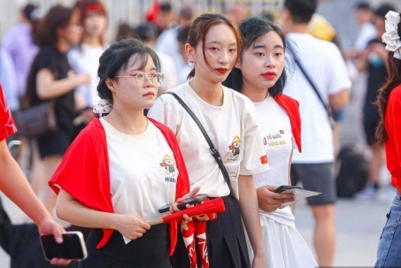 Biển người đổ về sân Mỹ Đình trước giờ G concert Âm vang Tổ quốc