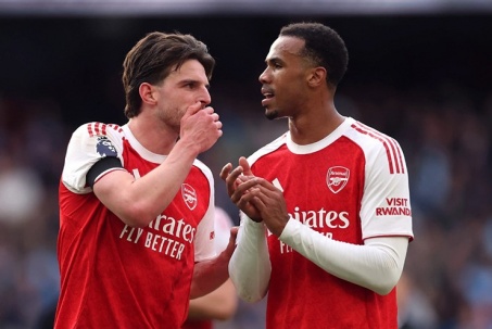 Arsenal vừa đá Cúp C1 vừa đua Ngoại hạng Anh, bị cảnh báo như "con dao hai lưỡi"