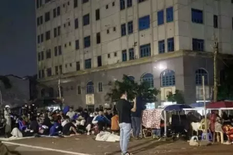 Cảnh xuyên đêm xếp hàng 'giành suất mua' NƠXH giá 1 tỷ đồng tại Hà Nội