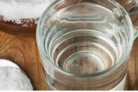 Uống nước muối buổi sáng: Lợi hay hại cho sức khỏe?
