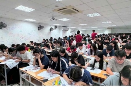 Chi cả chục triệu mỗi tháng, phụ huynh "chạy đua" suất vào lớp 10 công lập cho con